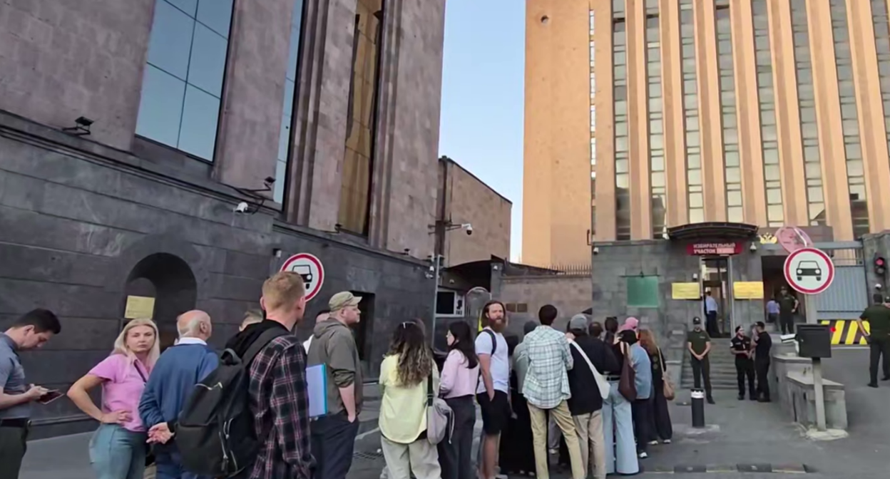 Очередь в Ереване. Стоп-кадр видео "Известий" от 20.09.26, https://t.me/izvestia/251758.