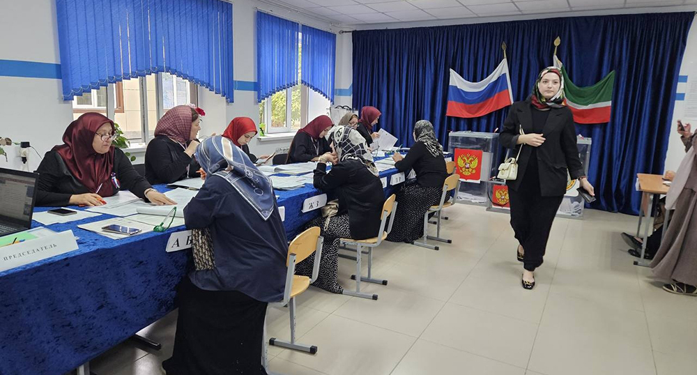 На избирательном участке. Фото избиркома Чечни, https://vk.ru/wall-206122948_1493 На избирательном участке. Фото избиркома Чечни, https://vk.ru/wall-206122948_1493