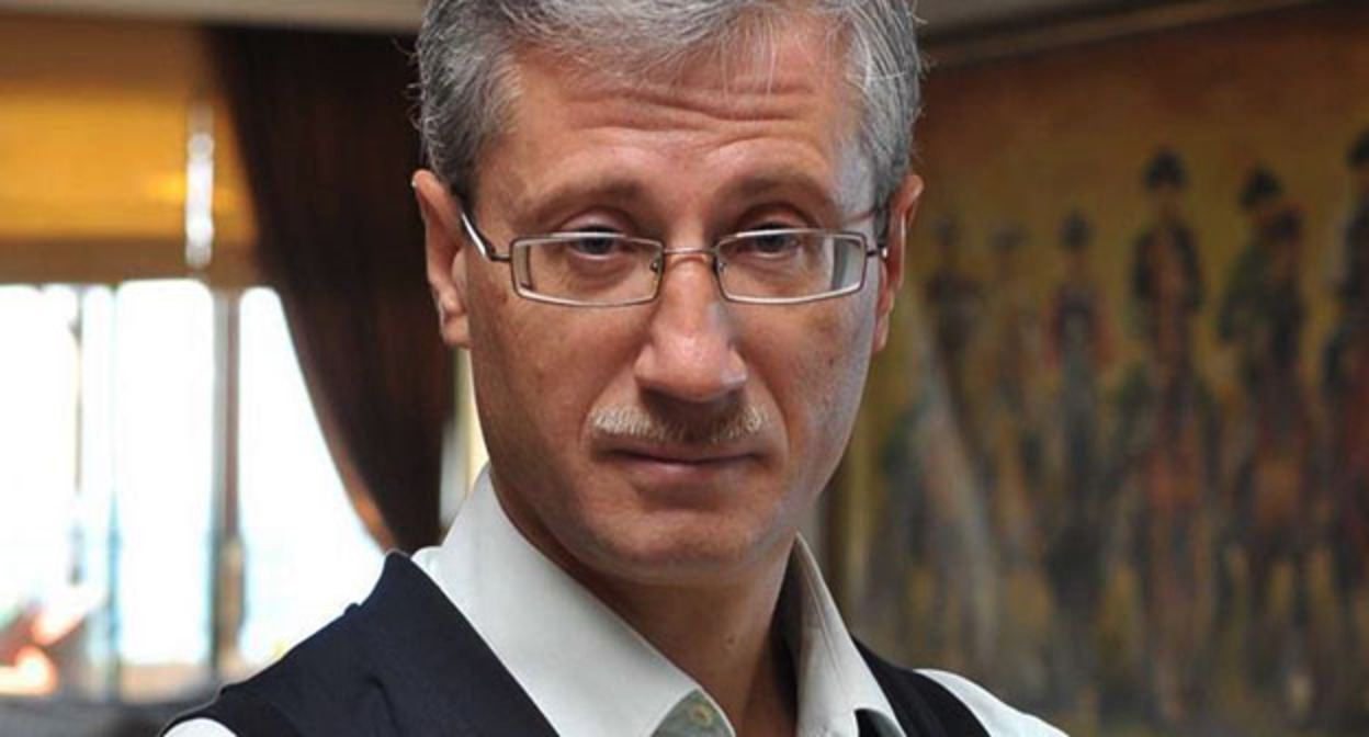 Роман Мельниченко. Фото: https://www.facebook.com/groups/klubdlyatehktogolovojnetolkoest/posts/2518798005289844/ принадлежит компании Meta деятельность которой запрещена в России