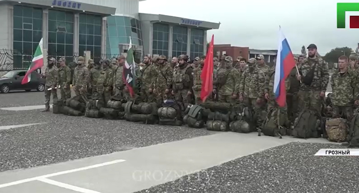 Группа бойцов в Грозном перед отправкой в зону СВО. Кадр из видео https://www.instagram.com/p/DdwyuuLxAjx (деятельность компании Meta (владеет Facebook, Instagram и WhatsApp) запрещена в России)