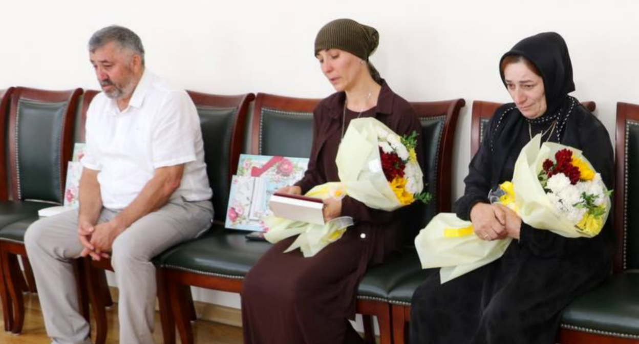 Родные убитых бойцов. Скриншот фото из ТГ-канала Запира Гасанова, https://t.me/ZapirGasanov/19891 Родные убитых бойцов. Скриншот фото из ТГ-канала Запира Гасанова, https://t.me/ZapirGasanov/19891