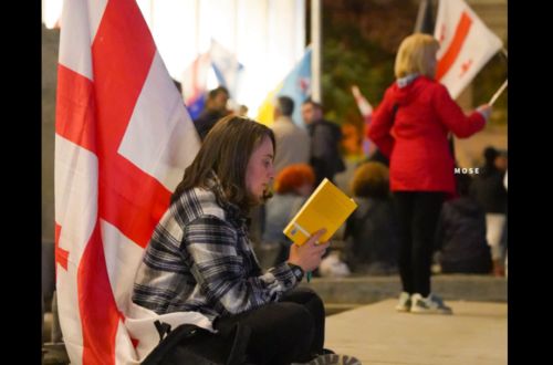 Участница акции в Тбилиси. Фото Mo Se от 04.10.26, https://www.facebook.com/photo/?fbid=4455611231420281&set=pcb.4455610651420339 (деятельность компании Meta, владеющей соцсетью, запрещена в России).