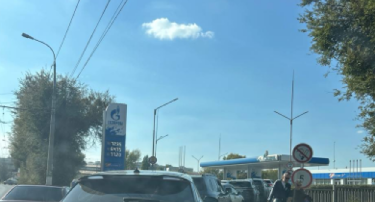 Очередь на одной из АЗС. Скриншот фото Андрея Шарапова из чата "Где бензин, Волгоград", https://t.me/benzinvlg/23771. Очередь на одной из АЗС. Скриншот фото Андрея Шарапова из чата "Где бензин, Волгоград", https://t.me/benzinvlg/23771.