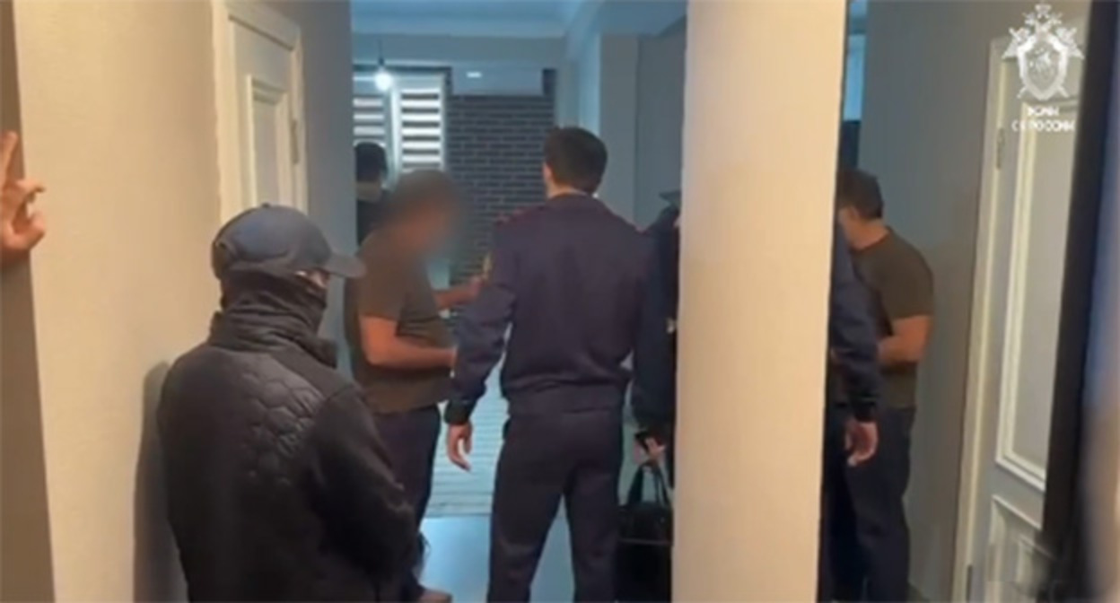 Подозреваемый в превышении полномочий. 14 октября 2026 г. Скриншот видео https://t.me/sledcom_press/32463