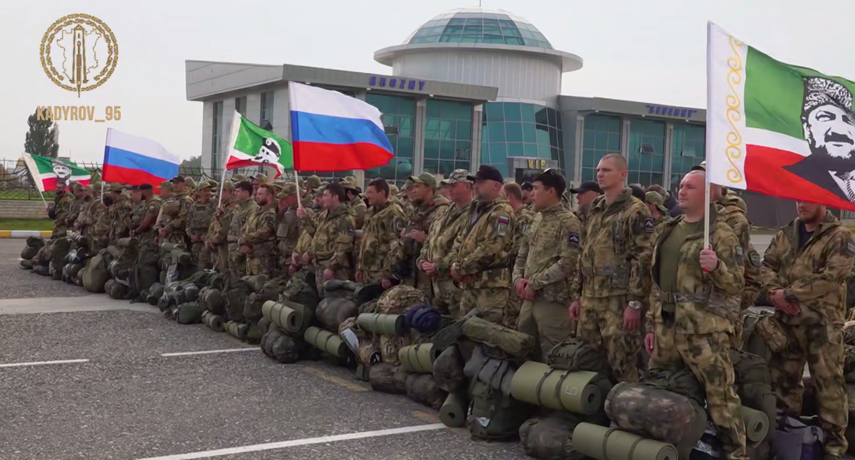 Военнослужащие в аэропорту Грозного. Кадр из видео в телеграм-канале Рамзана Кадырова Военнослужащие в аэропорту Грозного. Кадр из видео в телеграм-канале Рамзана Кадырова