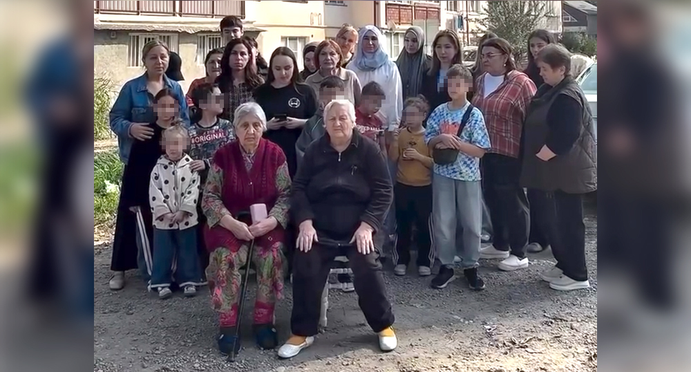 Жильцы доме на улице Калмыкова в Нальчике записывают коллективное видеообращение. Кадр из видео https://www.instagram.com/p/Deqf6ArMxvi (деятельность компании Meta (владеет Facebook, Instagram и WhatsApp) запрещена в России)