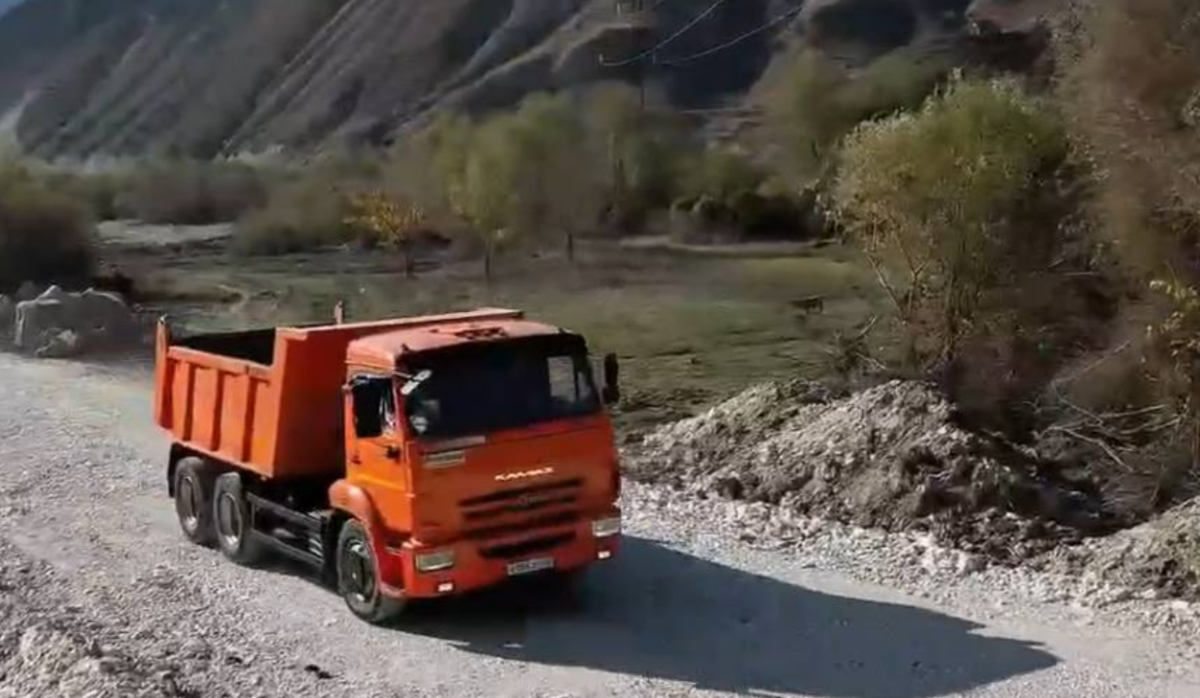 Камаз на объездной дороге. Фото от 31.10.26 https://t.me/Khapur_Chapur/2544 Камаз на объездной дороге. Фото от 31.10.26 https://t.me/Khapur_Chapur/2544
