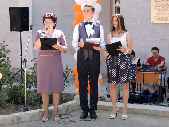 Завуч школы школы Цовинар Григорян открывает и ведёт мероприятие вместе с учениками школы. Завуч школы школы Цовинар Григорян открывает и ведёт мероприятие вместе с учениками школы.