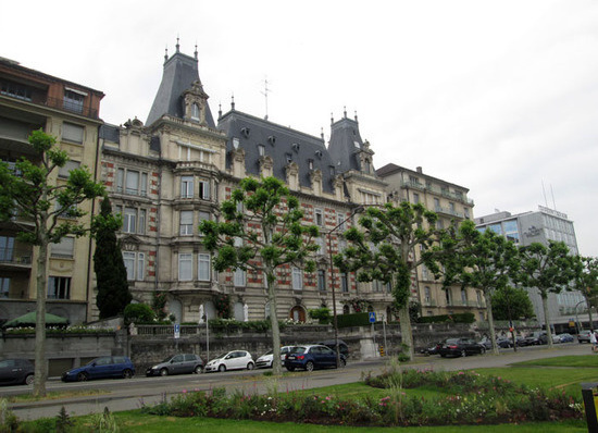 Одна из центральных улиц Женевы. Одна из центральных улиц Женевы.