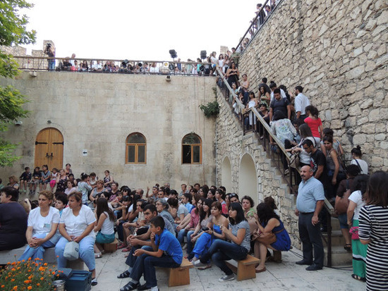 Перед началом оперетты. Тигранакерт. Перед началом оперетты. Тигранакерт.