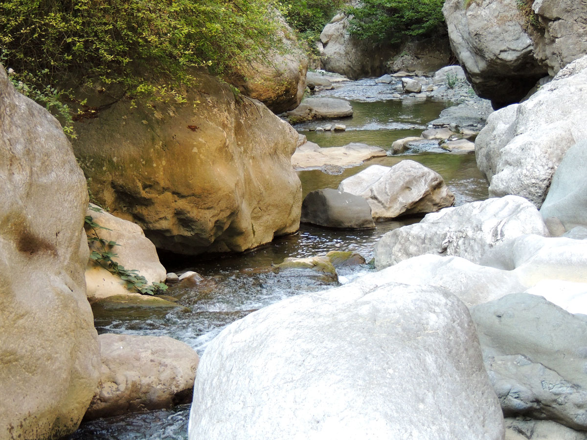 р.Шушинка, течёт лавируя между валунами и камнями. р.Шушинка, течёт лавируя между валунами и камнями.