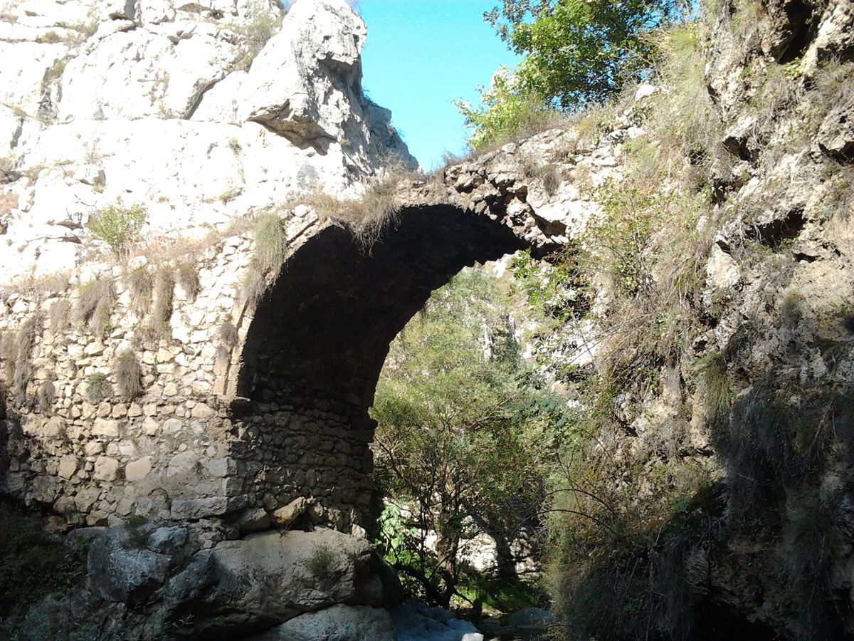 Мост, вид с противопложной стороны. Мост, вид с противопложной стороны.