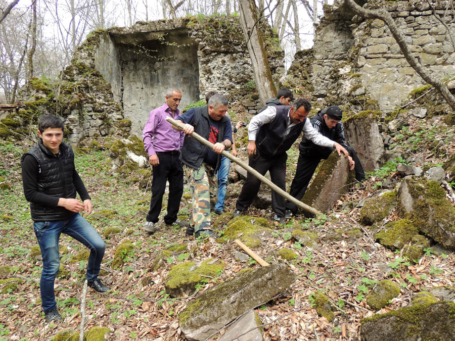 Мужчины, тем временем, поднимали с земли и устанавливали на свои места тяжёлый хачкары. Мужчины, тем временем, поднимали с земли и устанавливали на свои места тяжёлый хачкары.