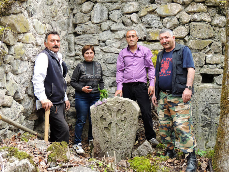 После тяжёлого труда хачкар установлен. После тяжёлого труда хачкар установлен.