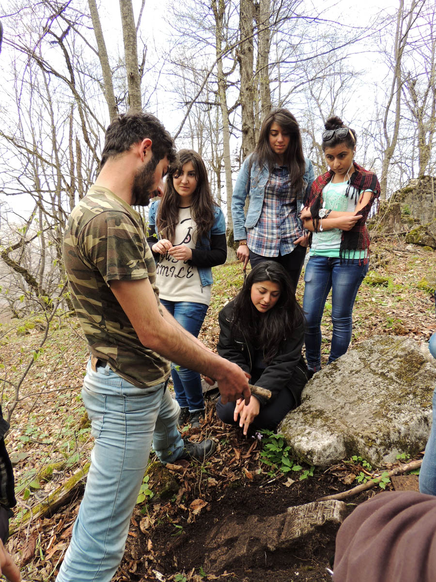 Вова с девушками нашёл в земле обломок хачкара. Вова с девушками нашёл в земле обломок хачкара.