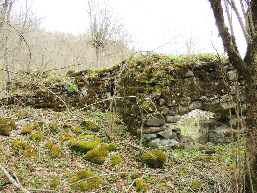 Развалины гостевого дома у монастыря "Дарбасут ехцы". Развалины гостевого дома у монастыря "Дарбасут ехцы".