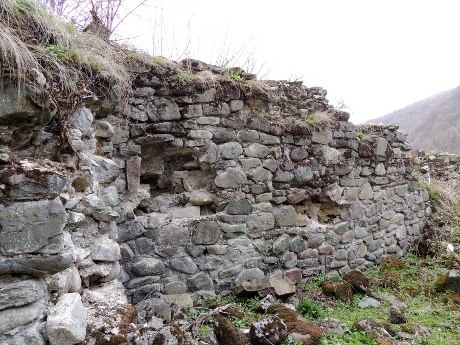 Развалины гостевого дома у монастыря "Дарбасут ехцы". В стенах видны места, где находились хачкары. Развалины гостевого дома у монастыря "Дарбасут ехцы". В стенах видны места, где находились хачкары.