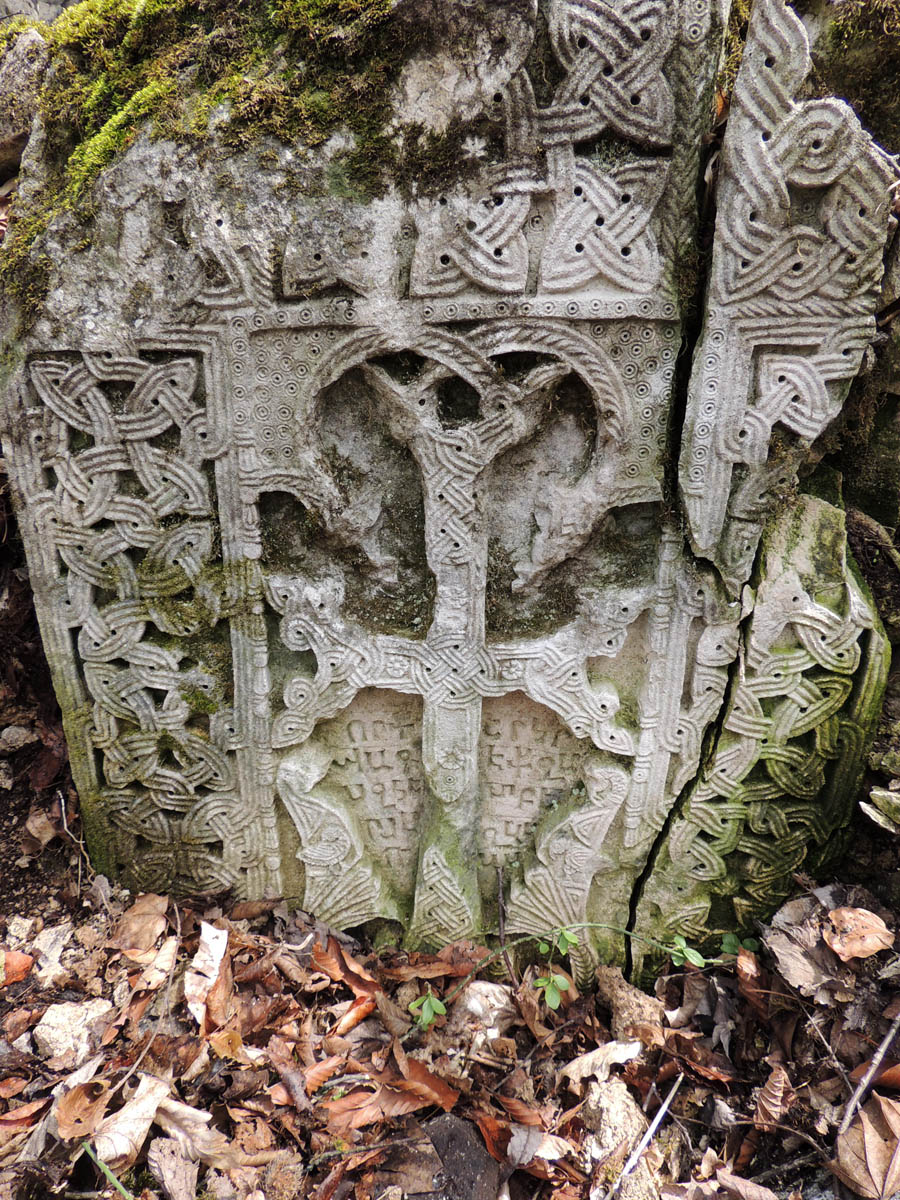 Хачкары монастыря "Охты ехцы". Хачкары монастыря "Охты ехцы".