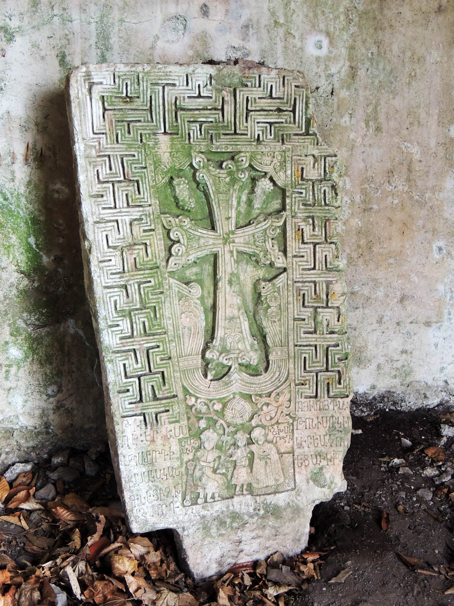 Хачкары монастыря "Охты ехцы". Хачкары монастыря "Охты ехцы".