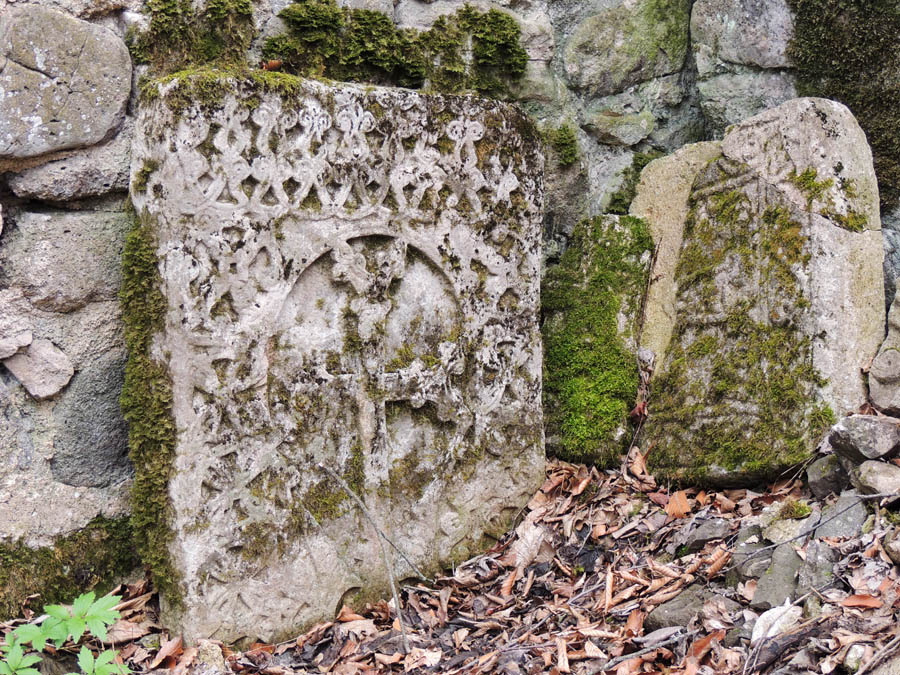 Хачкары монастыря "Охты ехцы". Хачкары монастыря "Охты ехцы".