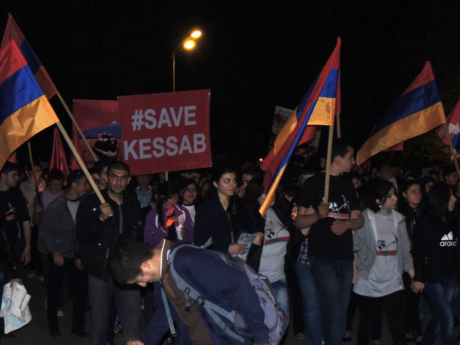 Шествие в Степанакерте к Мемориальному комплексу.