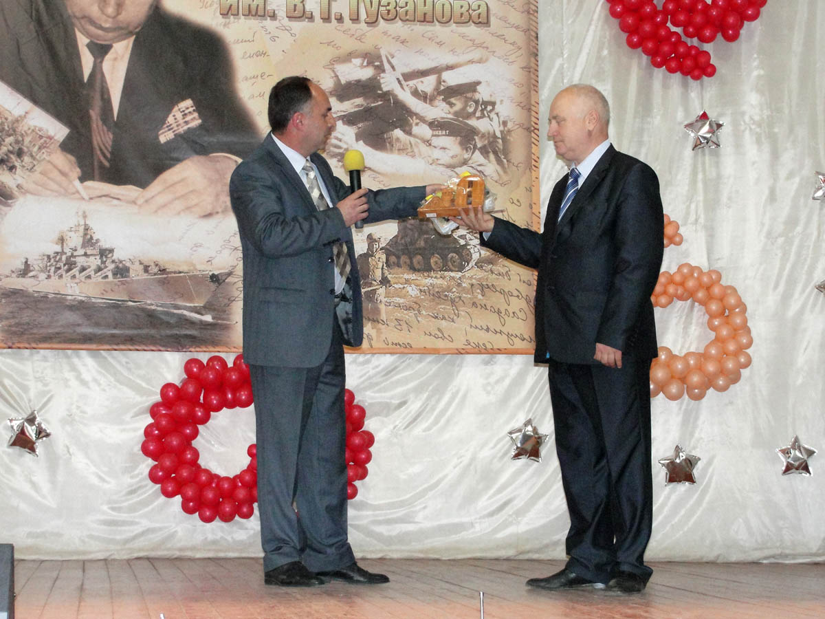 Ашот Бегларян передаёт ректору Нижегородского государственного инженерно-экономического института Анатолию Шамину карабахский сувенир сувенир &laquo;Мы &ndash; наши горы&raquo;.