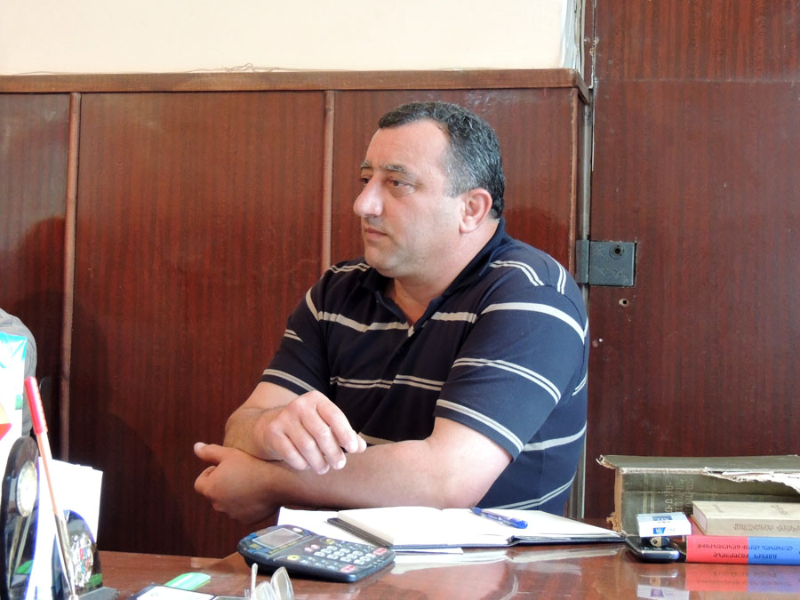 Зорик Гулян, зав Мартунинским районным отделом образования:"К большому сожалению у отдела районного образования нет тех рычагов, при помощи которых можно было бы полностью контролировать что делается в школах. Но все же мы все возможное делаем. Наша сила - есть наше знание, наш завтрашней день в руках наших детей и каким оно будет, зависит как мы готовим их сегодня. В школах есть много проблем, их можно называть последствием войны и объяснить глобальными событиями. Главное &ndash; уметь их вовремя обнаружить и исправить и над этим  мы постоянно работаем. В школе должны остаться самые лучшие и способные учителя, а в старших классах должны учиться способные ученики, те, которые хотят получить знания. Мы работаем и идем к этому. Для ученика основной пример должен быть учитель и свои родители.&raquo;