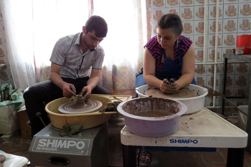 Сероб  показывает Лилит как правильно работать с глиной