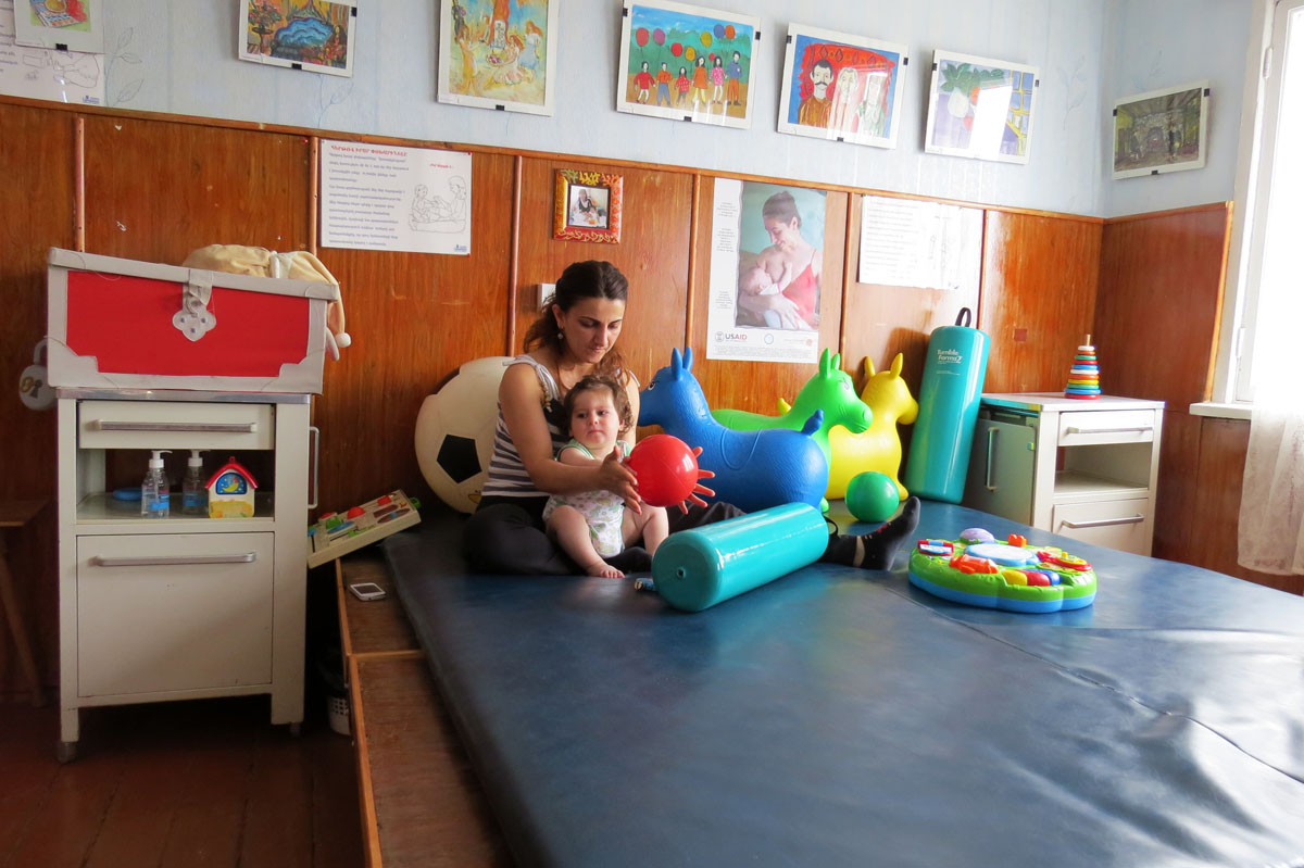 Диана Мамунц Работает с малышкой по методу Бобата