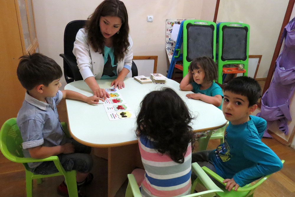 Лусине Арутюнян, психолог центра, групповое занятие по развитию интеллектуального уровня