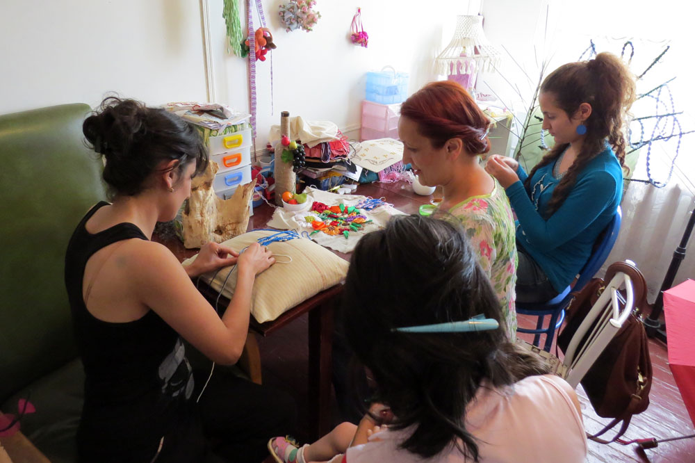 В свободное время вышивают макраме. Это развивает мелкую моторику.