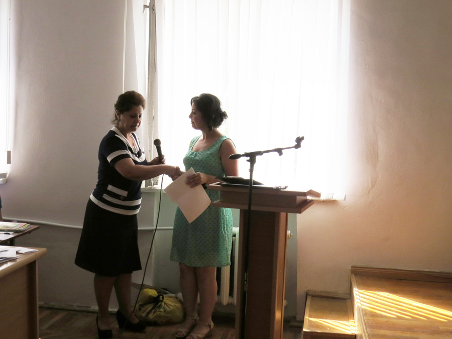 Представитель команды Администрация Нинель Габриелян получает приз.