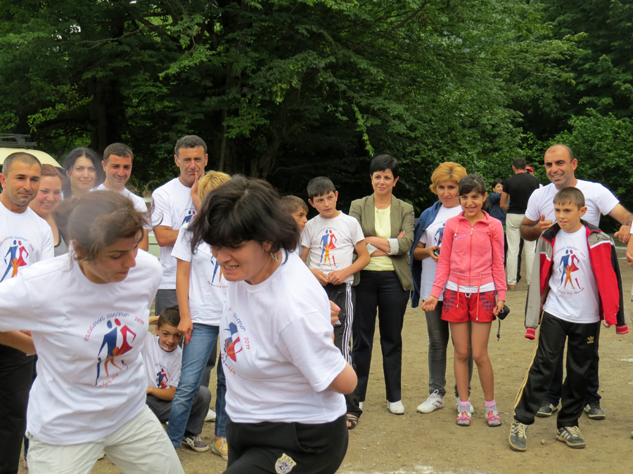 Министр культуры Нарине Агабалян пришла на соревнование (в пиджачке, в чёрных брюках)
