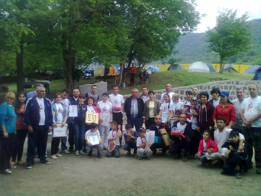 Конец соревнования, призы и подарки розданы, коллективный снимок на память.