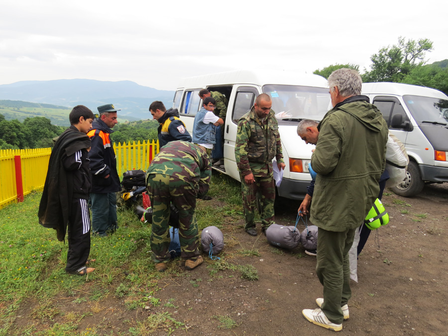 Cдаём палатки и спальные мешки, готовимся к отъезду...