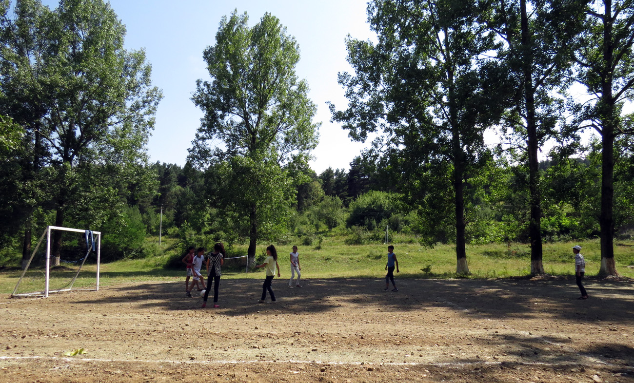 Небольшая группа играет в футбол... Небольшая группа играет в футбол...