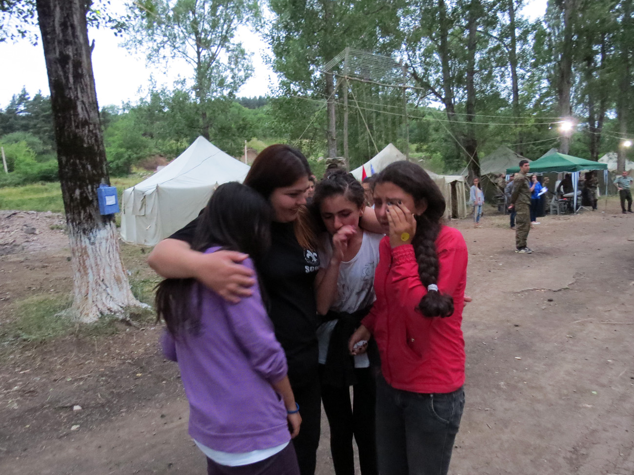 Армине успокаивала детей как могла... Армине успокаивала детей как могла...