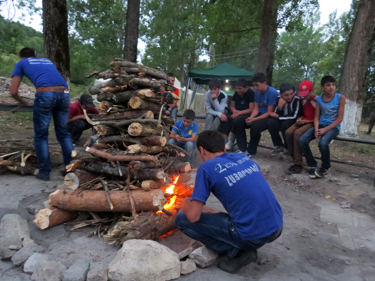 Вечереет. Парни, тем временем, начали разжитать костёр... Вечереет. Парни, тем временем, начали разжитать костёр...