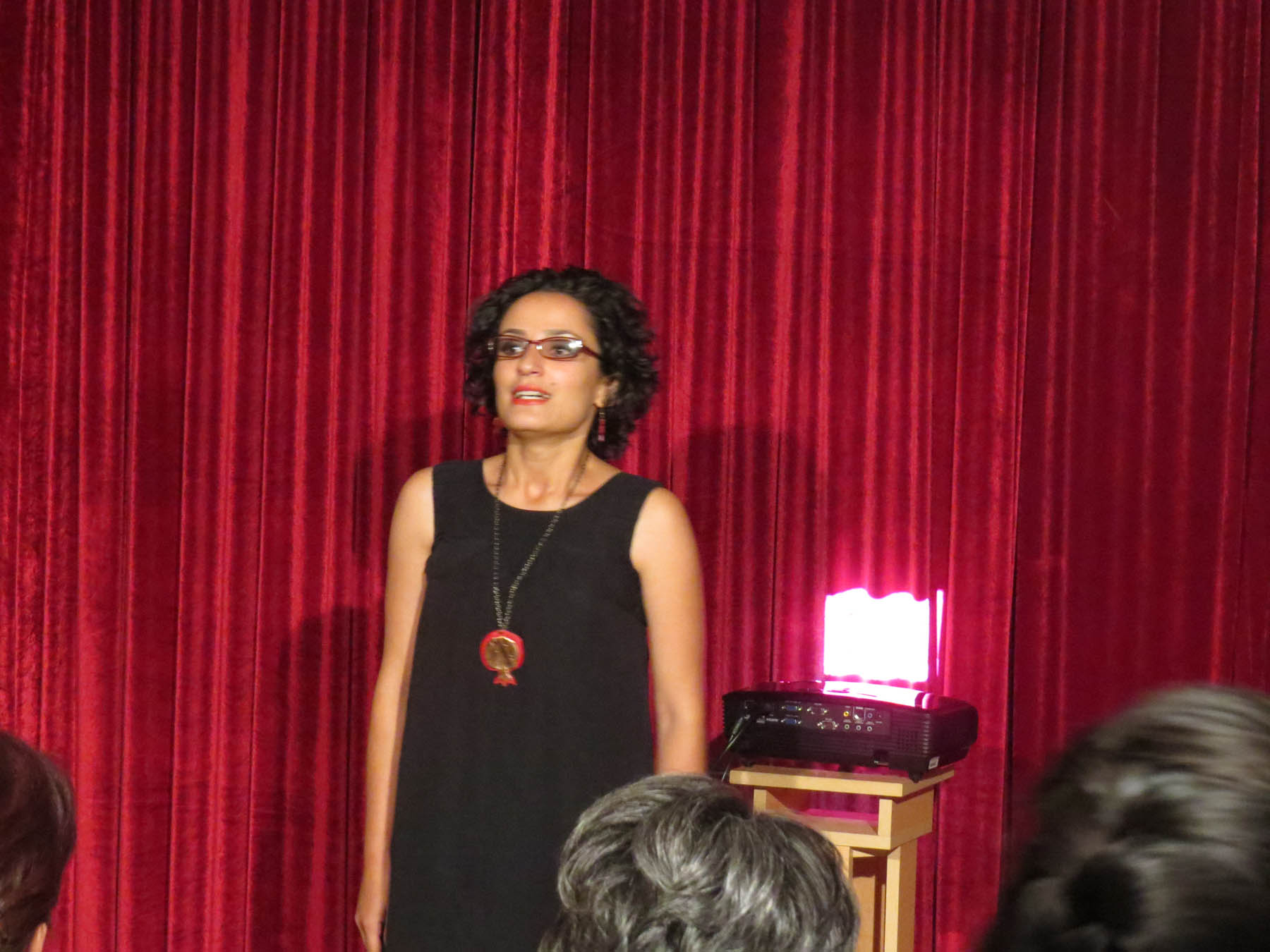 Ведущая Ани Капланян, актриса театра им. М. Хандамиряна.