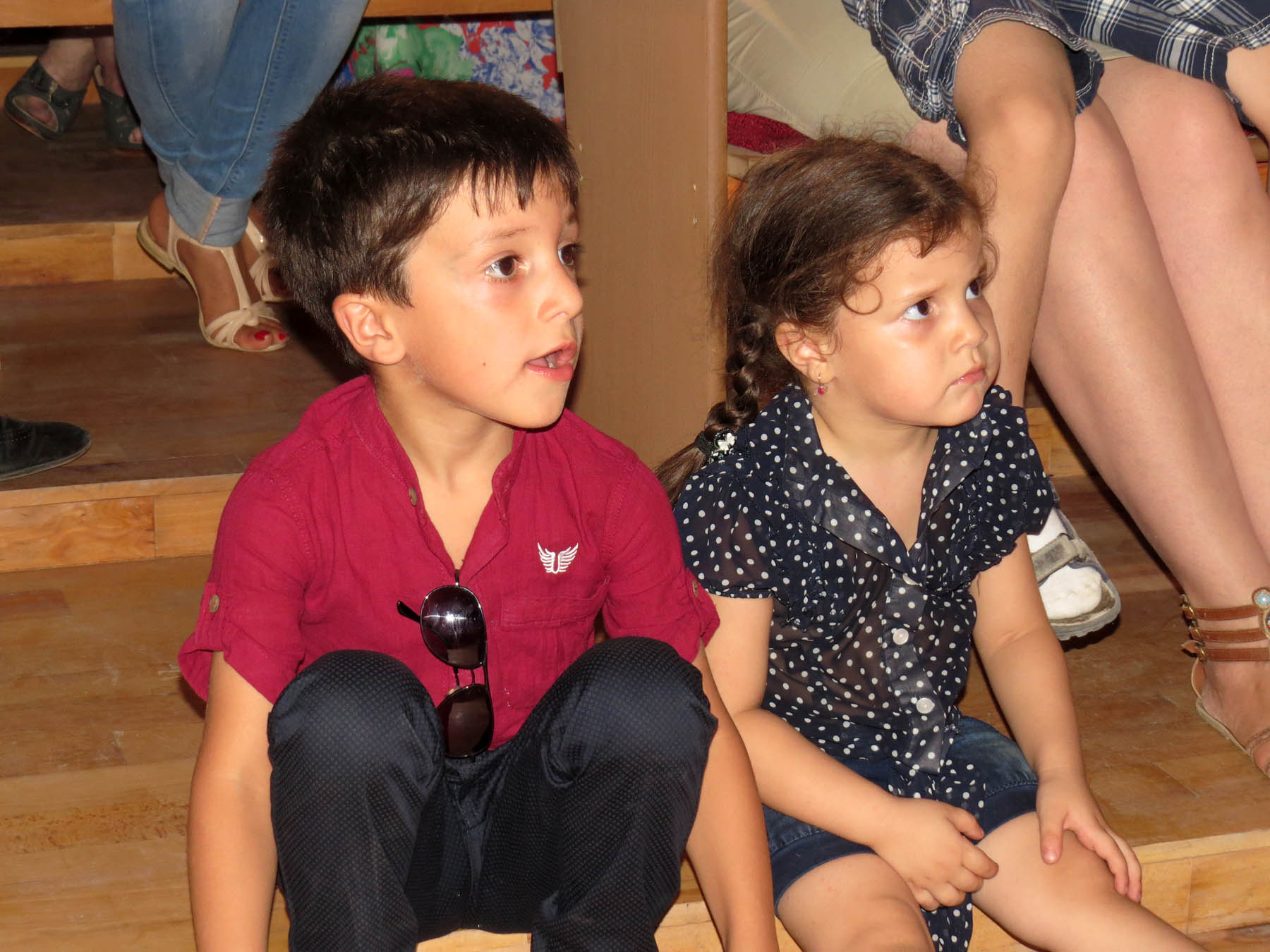 Мелкие там, вместе с героями сректакля, переживают за них...