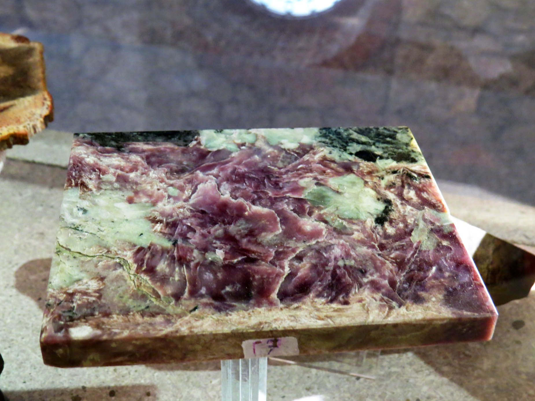 Камень Чароит. Найден в бассейне реки Лены в притоке Чара. Запасы этого камня уже исчерпаны. Делали из этого камня шкатулки, чаши, вазы...