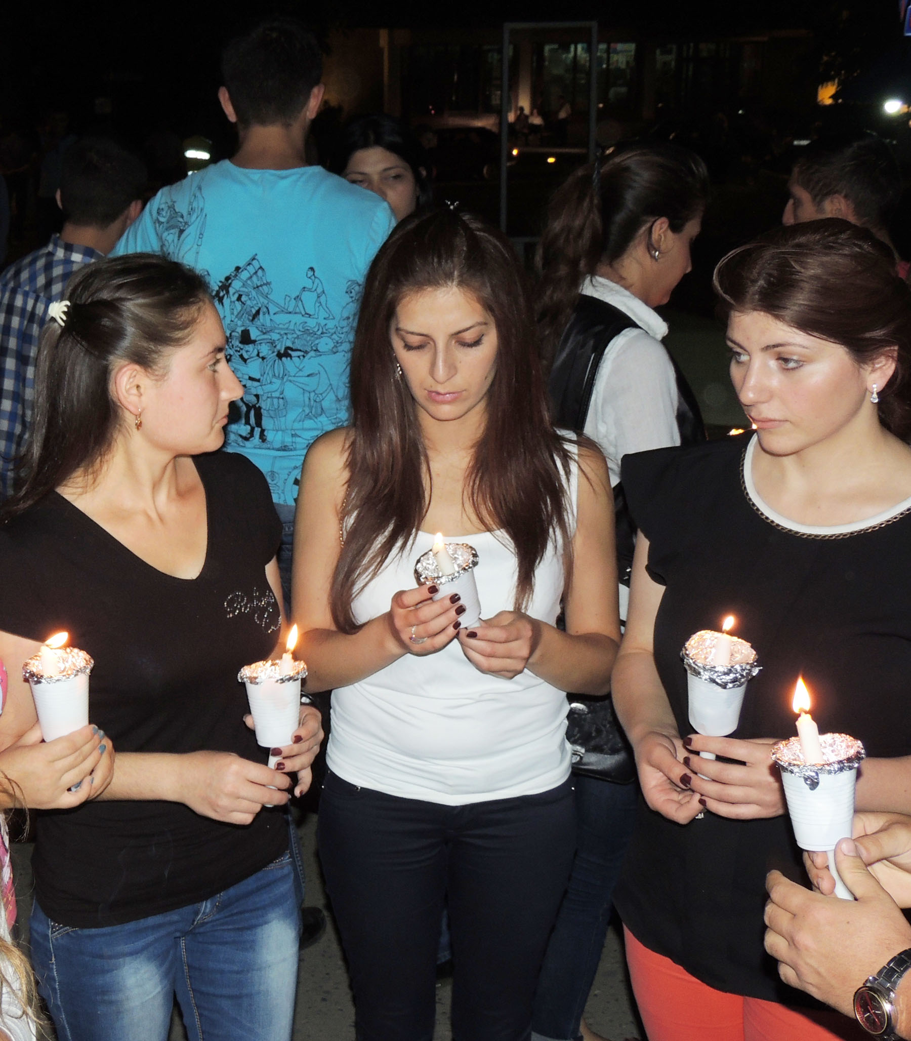 Девушки со свечами.