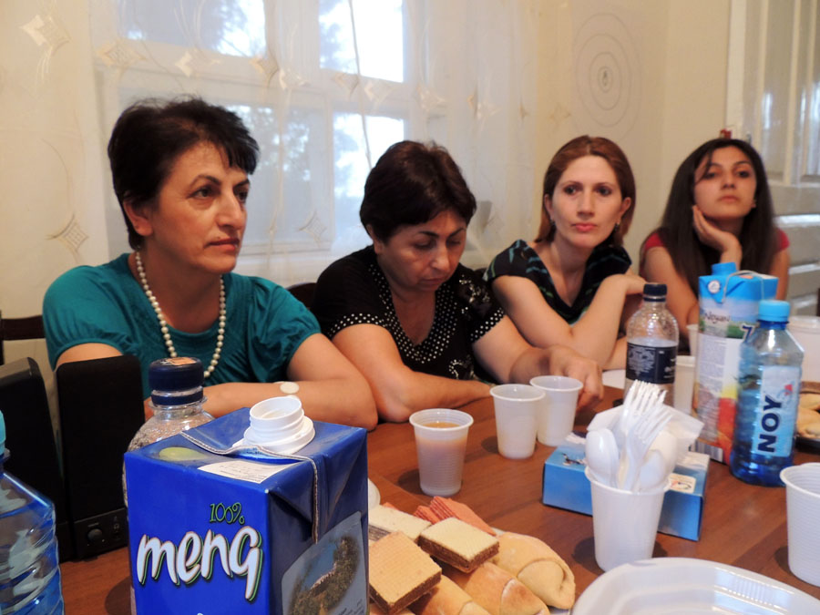 Ирина Григорян (крайняя слева) &laquo;Неурегулированный конфликт продолжает оказывать на людей негативное социальное и психологическое воздействие.