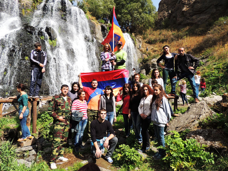 Коллективное фото на память рядом с водопадом. Сисианский район Армении. Коллективное фото на память рядом с водопадом. Сисианский район Армении.