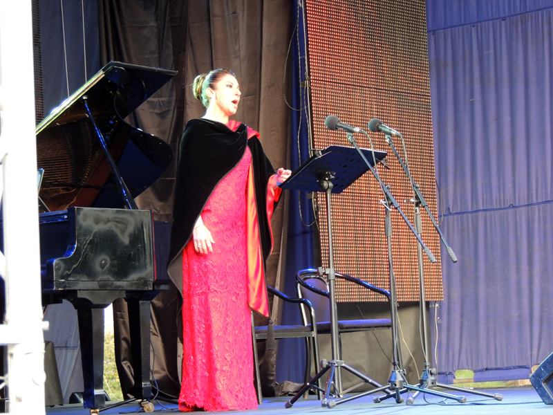 Дочь Монсеррат Кабалье,известная сопрано Монсеррат Марти