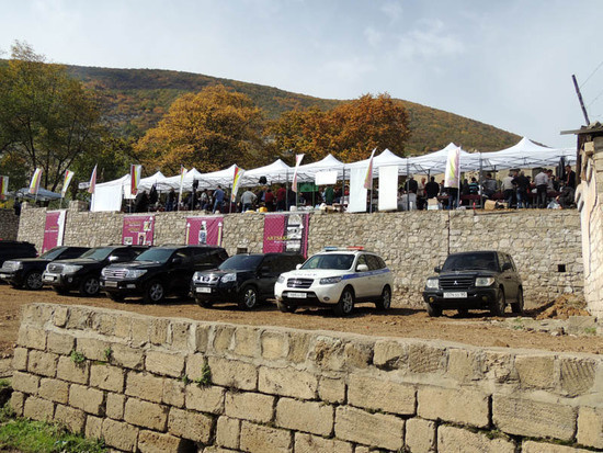 Подходим к площадке, где проводится фестиваль вина.