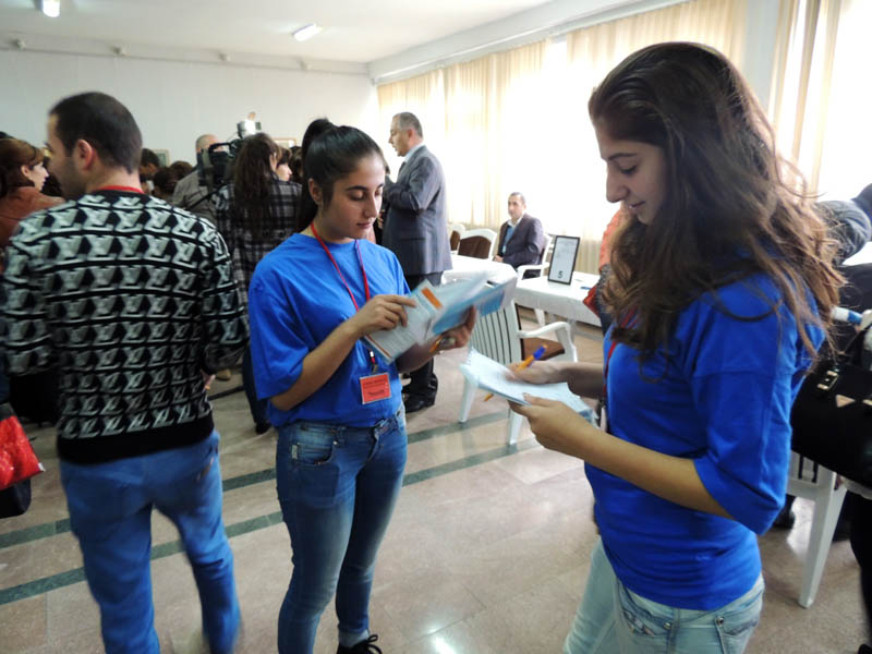 Девушки из НПО Айки серунд помогают министерству в этом фестивале.