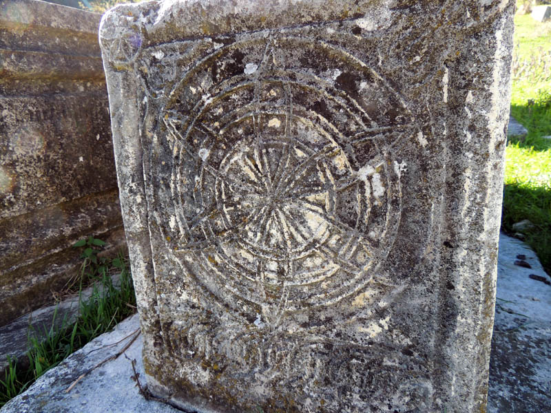 Бокавая часть могильных камней.