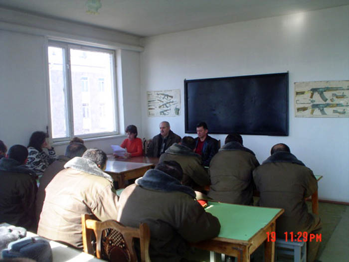 Лекция с персоналом Следственного изолятора по ознакомлению с Минимальными                        стандартными правилами ООН по обращению с заключёнными и задержанными. 2007г. Фото из моего личного архива.