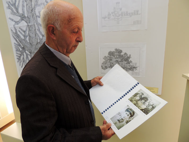 Грачик Петросян  на фоне Древа своего рода Баруманц из Шушинского района. Родоотчисление идёт с начала 18 века. (прибл. 1700г.). Отмечено свыше 100 человек.